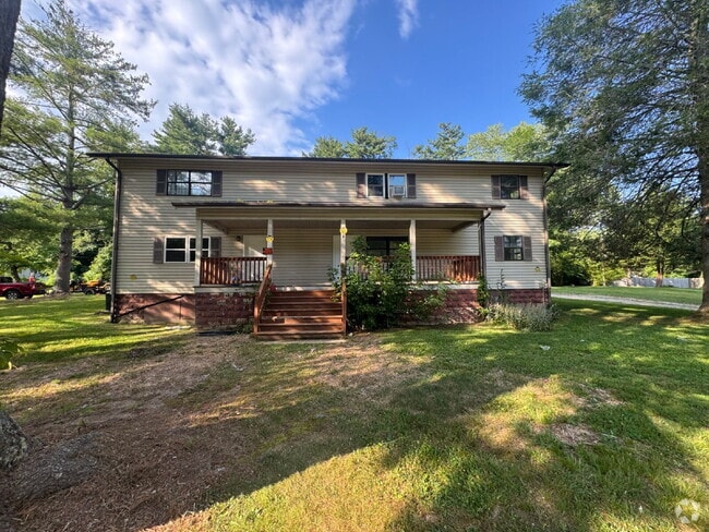 Building Photo - Renovated 3-Bedroom Ground-Floor Apartment Unit 1