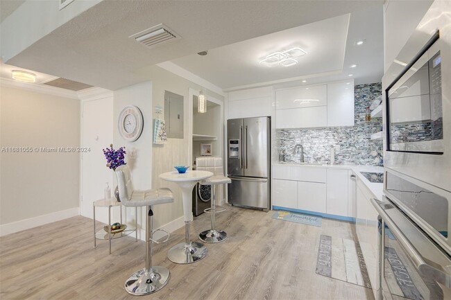 Building Photo - 3725 S Ocean Dr Rental