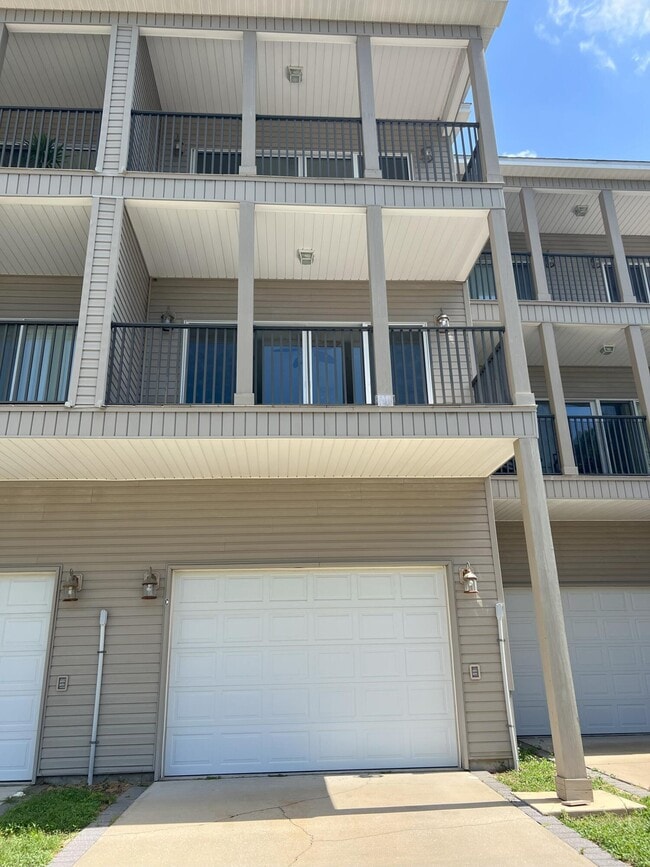 Building Photo - 1147 N Bayshore Dr Rental