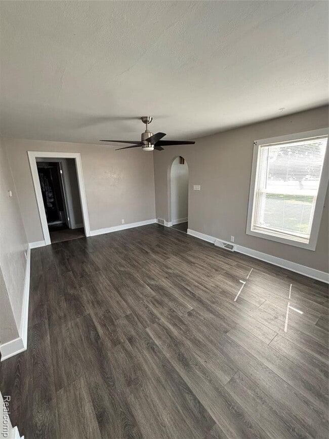 Photo - 9047 Davison Rd