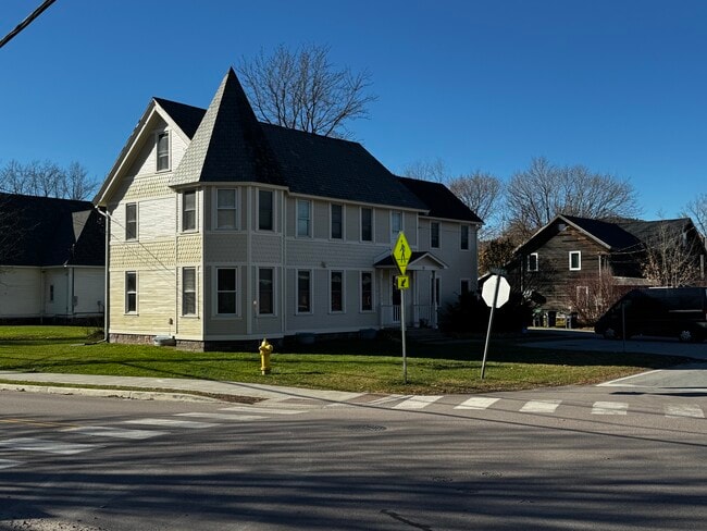 Building Photo - 15 Railroad St Unit #3