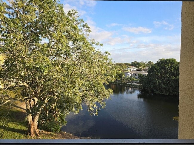 Building Photo - 8225 Sunrise Lakes Blvd Unit 310