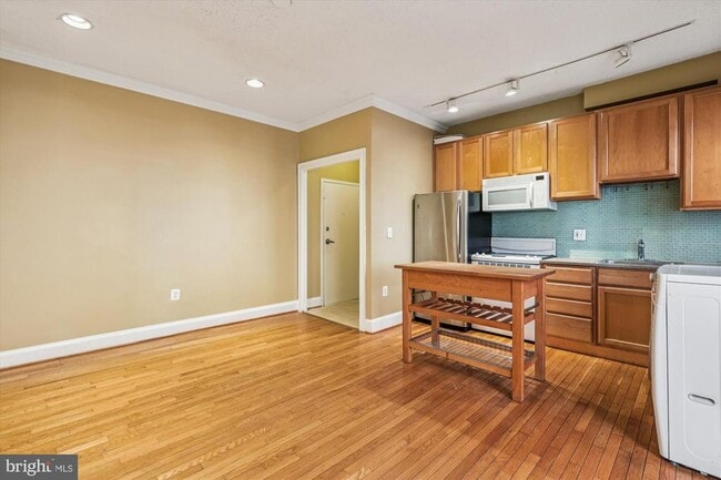 Building Photo - 1401 Columbia Rd NW Unit 209