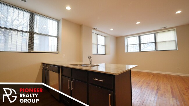 4759 N Maplewood Ave Unit 103