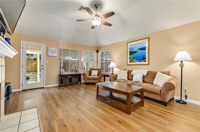 Photo - 924 Tallow Trail