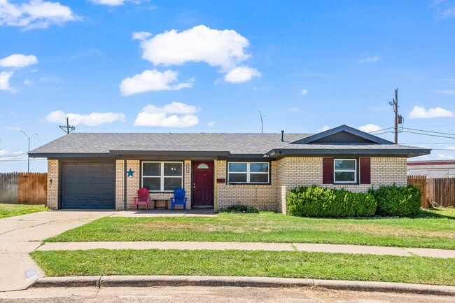 Building Photo - Charming 3/2/1 with Large Backyard Rental