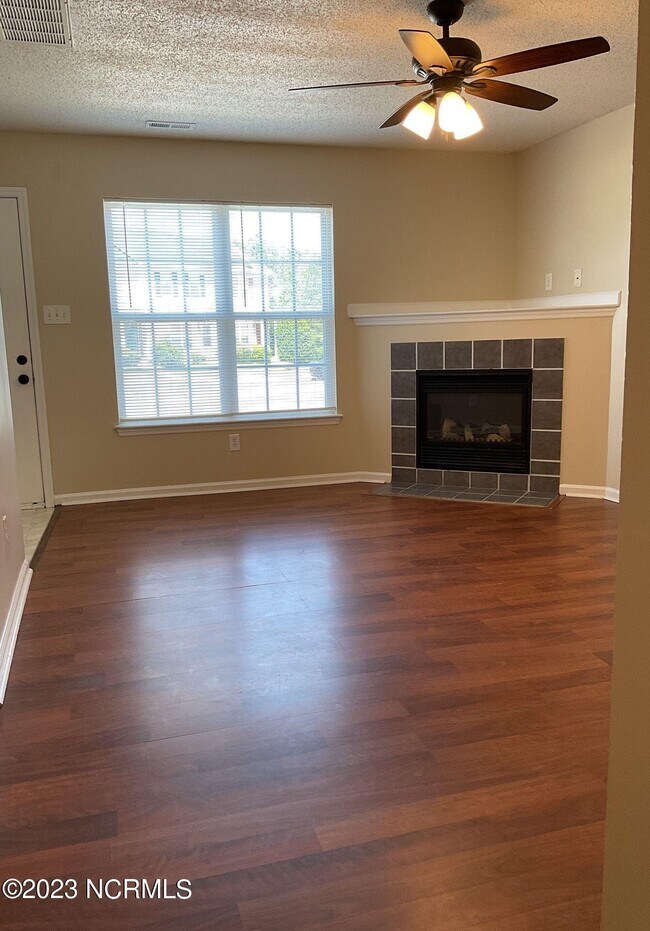 Photo - 102 Woodlake Ct