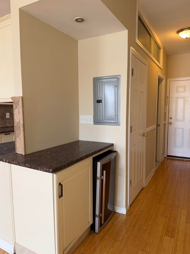 Photo - 998 Broadway