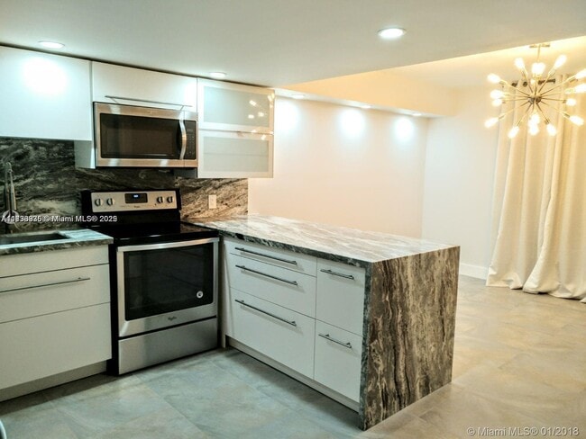 Photo - 589 N University Dr