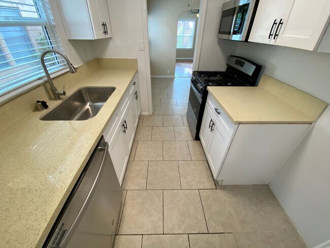 5225 De Longpre Ave