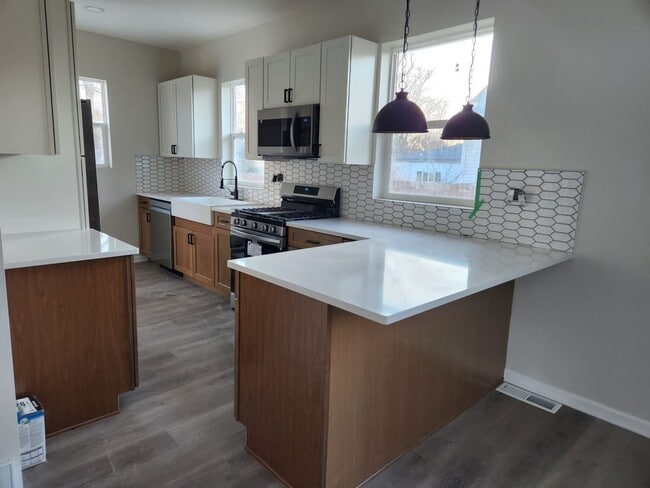 Photo - 639 Algona Ave