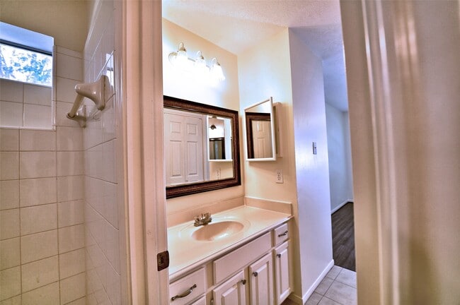 Photo - 15810 Hollow Rock Dr