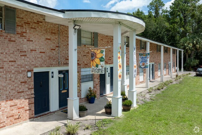 Leasing Office - Lake Park Colonial