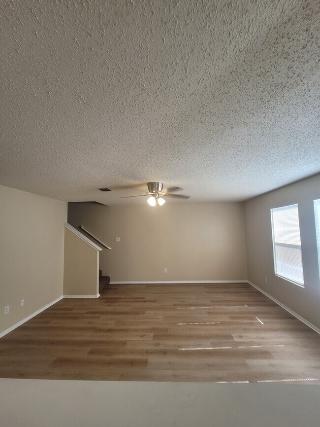 Photo - Very Spacious 4/2.5 in Parkview Hills & Ea...