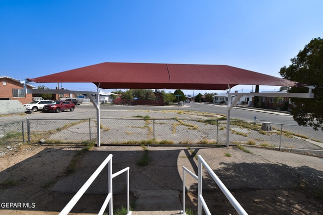 Photo - 5000 Trowbridge Dr