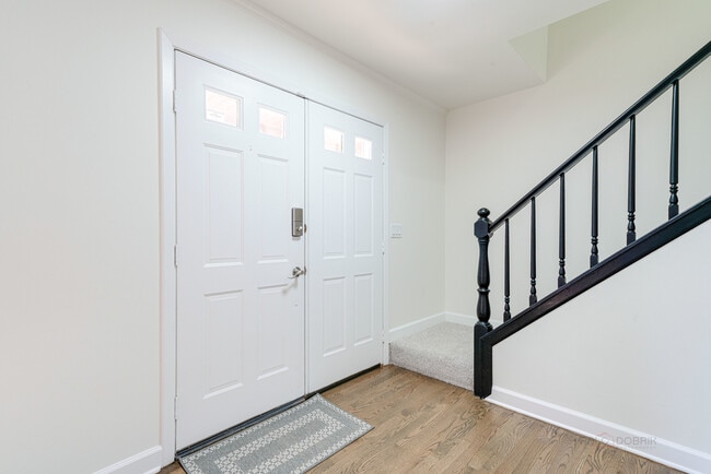 Photo - 887 Saybrook Ln