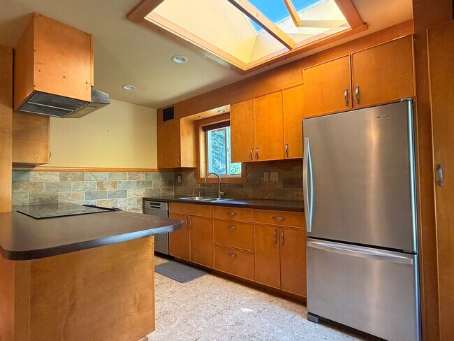 Photo - 1560 Bellevue Rd