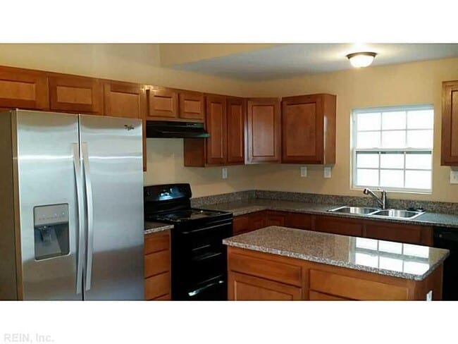 Building Photo - 3214 Bapaume Ave Unit .