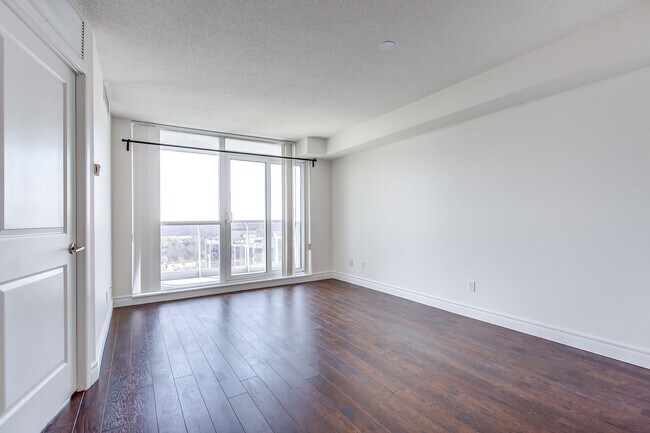 Photo - 4968 Yonge St