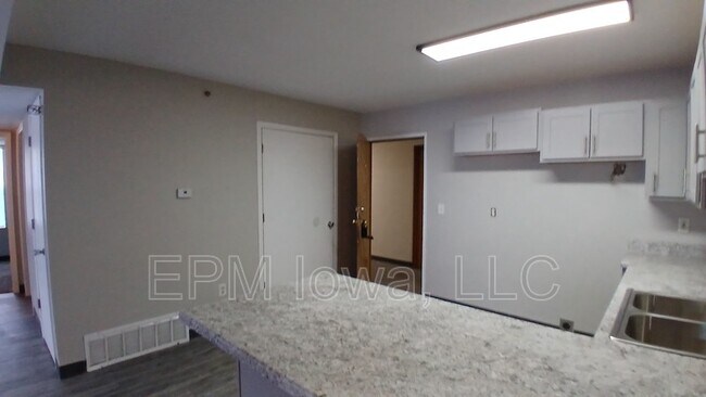 Photo - 60 Miller Ave SW