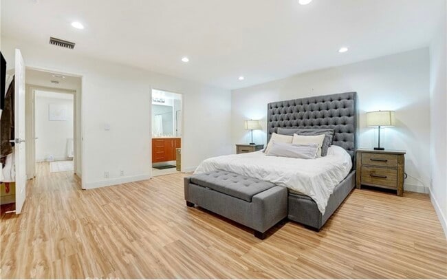 Photo - 18324 Clark St Unidad 119