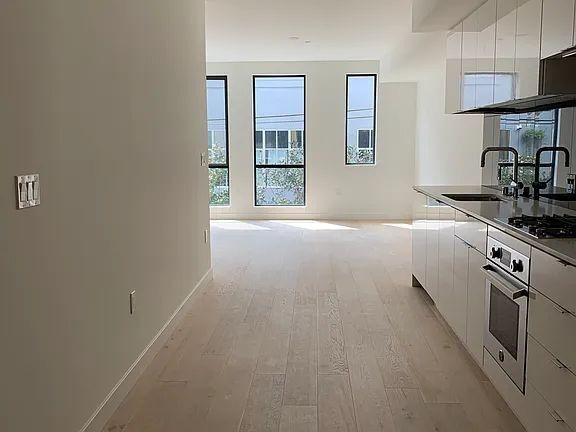 Photo - "Charming Urban Oasis: Spacious 1-Bedroom Retreat in the Heart of San Francisco!"