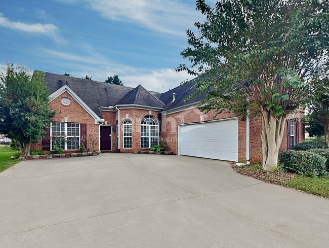 Building Photo - 190 Cedarhurst Rd