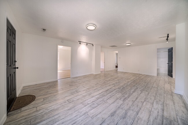 Building Photo - 212 McArthur Dr