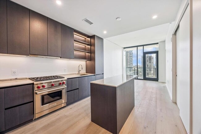 Building Photo - 610 Davis St Unit 2009 Rental