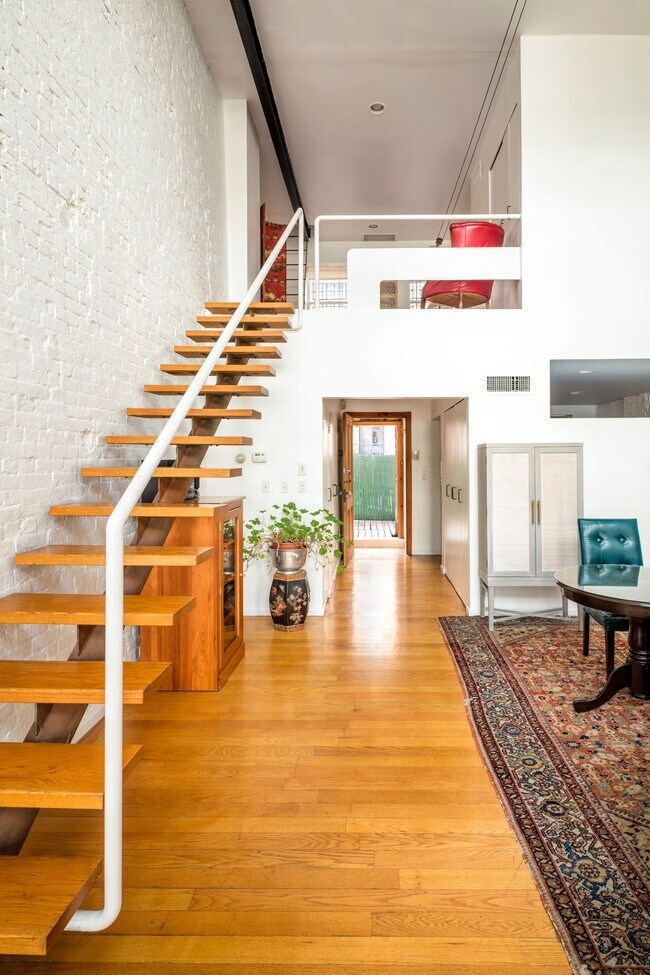 Photo - 218 E 25th St