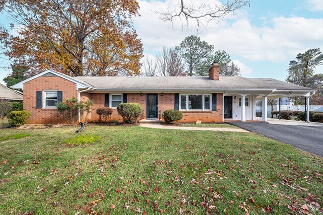 Building Photo - 4 Bedroom Home in Lynchburg