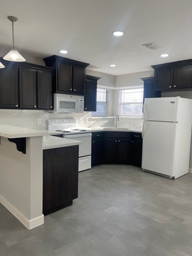 Building Photo - 404 E 2nd St Unit D