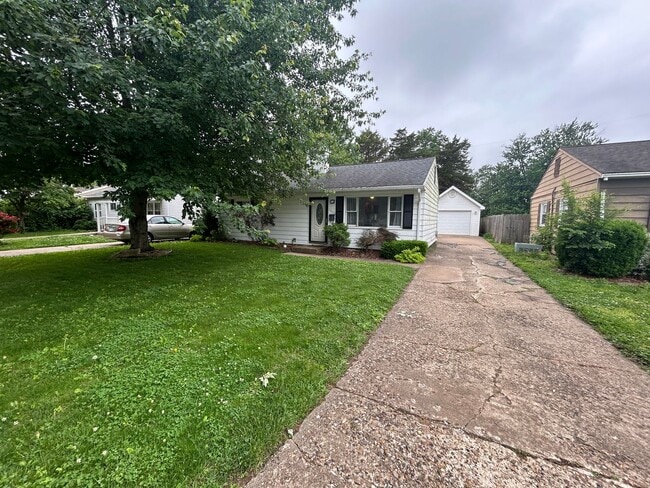 Building Photo - Well-maintained 3-bedroom, 1-bath house in a great location