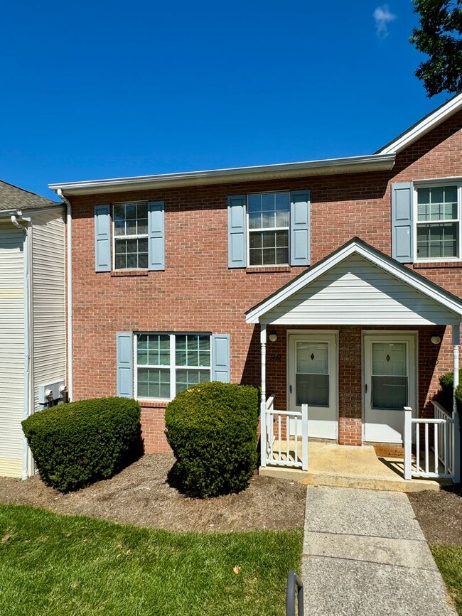 4 Bedroom Townhome Near Patrick Henry Drive - 4 Bedroom Townhome Near Patrick Henry Drive