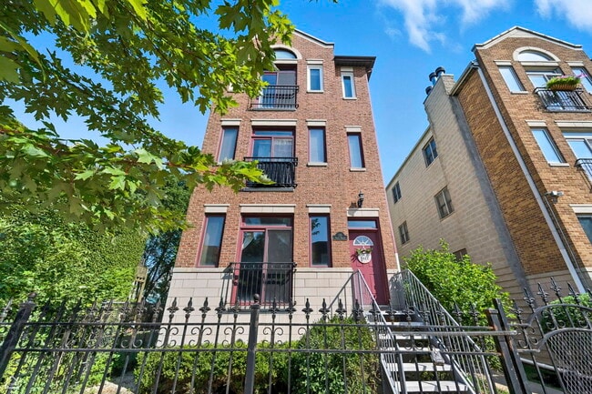 Building Photo - 119 N Mozart St Unit 3