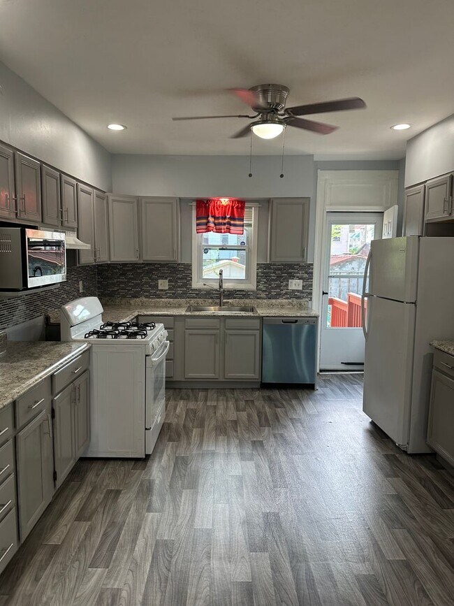 Photo - Spacious Rooms! Hardwood Flooring Througho...