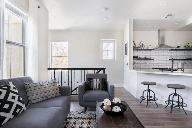 156 W Laurel Ct