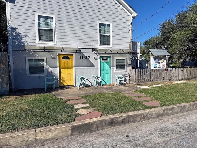 Building Photo - 1107 13th St Unit 2