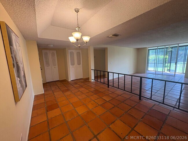 Building Photo - 3720 Inverrary Dr Unit 1h
