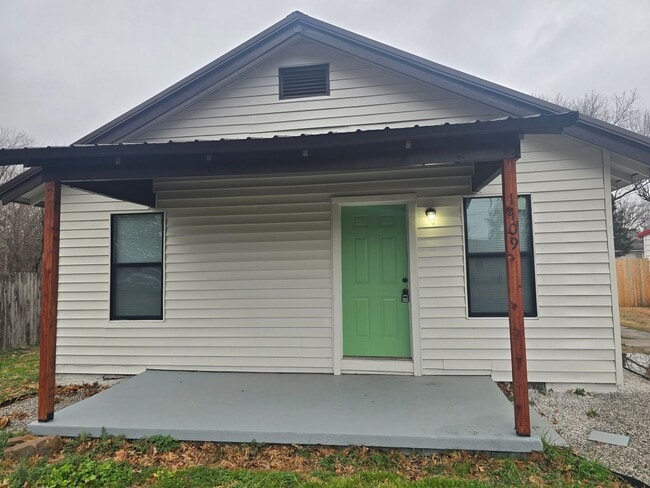 Building Photo - This beautifully updated 2-bedroom, 2-bath rental features modern updates throughout.