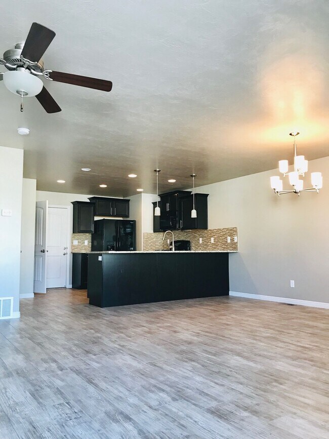 Photo - 4 Bedroom/3 Bathroom Townhome in Riverton!