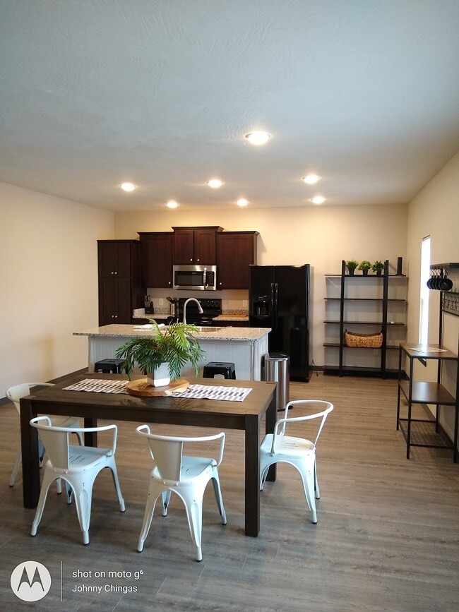 Vista alternativa del edificio - 807 South Ave Casa Adosada