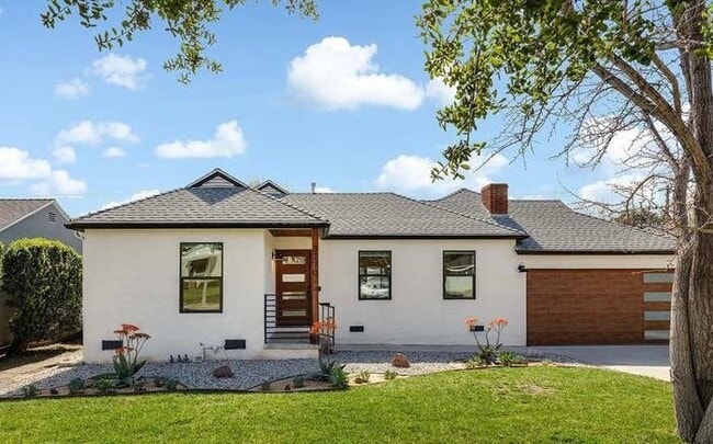 Building Photo - 3270 Hermanos St