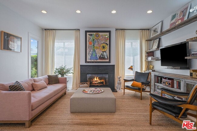 Photo - 835 Superba Ave