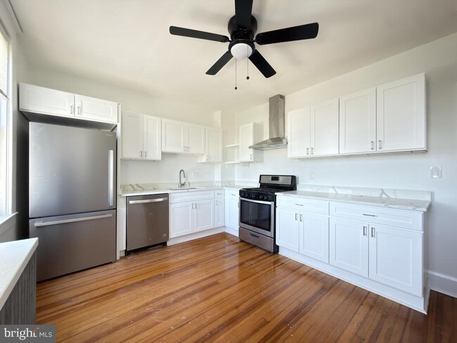 1333 W 40th St