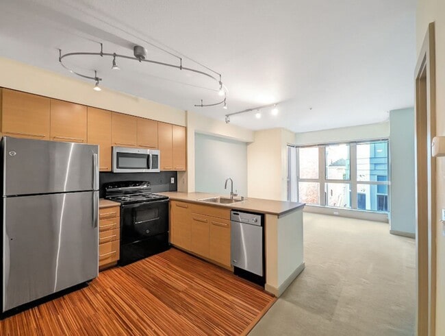 Building Photo - Spacious Condo in Prime Location of Capitol Hill