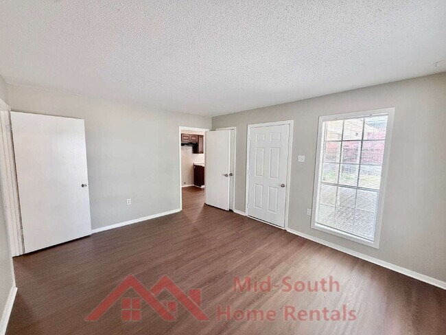 Photo - 729 Blackstone Ln