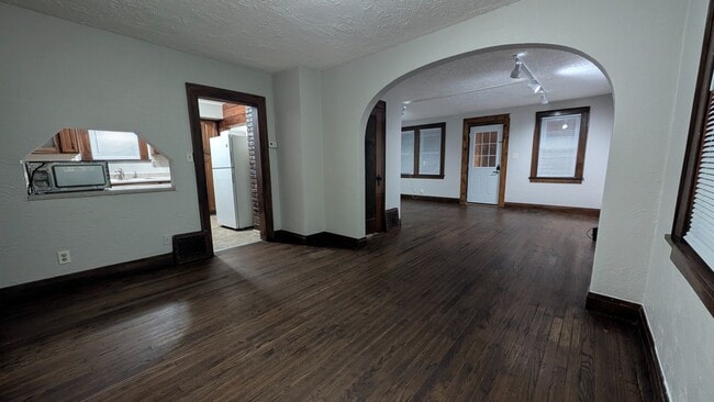 Photo - Newly Renovated 3-Bedroom Apartment in Mic... Unidad Apt 1