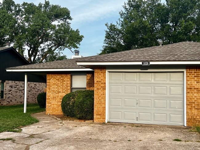 Building Photo - Half duplex in a fantastic location!