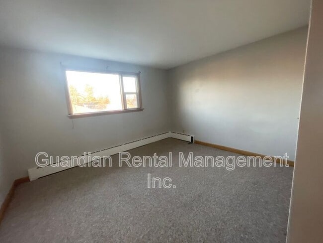 Building Photo - 2016 Walsh St E Unit Apt 1